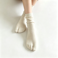 Calcetines OEM de algodón de color liso para mujer, estilo japonés Tabi, con diseño de costilla vertical, punta dividida y estilo holgado, venta al por mayor