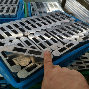 Scie automatique à haute productivité, facile à utiliser pour couper l'aluminium - Product Image 6