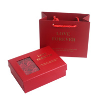 Boîte cadeau en papier avec poignée et logo en feuille d'or pour bijoux, collier et emballage de marque de luxe