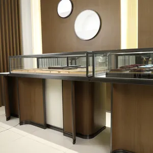 Vitrina de cristal de acero inoxidable de alto nivel, vitrina de exhibición de joyería comercial personalizada, mesa de madera con luces