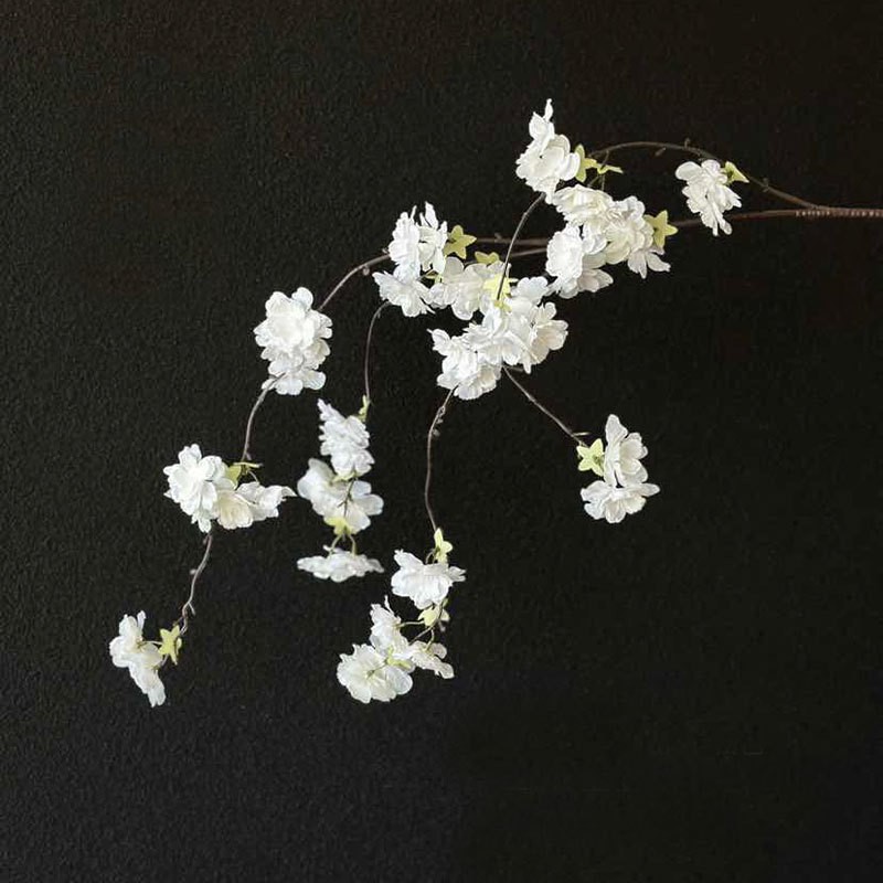 Fleurs de cerisier suspendues blanches