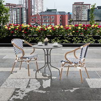 Ensemble de salle à manger d'extérieur moderne avec chaises en aluminium à cadre en maille textilène et table ronde pour hôtel, patio, balcon, loisirs