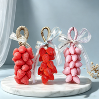 Savon suspendu en forme de grappe de fraises avec corde tressée, parfum et couleur personnalisés OEM, pour hôtels, chambres d'hôtes et hôtellerie en gros
