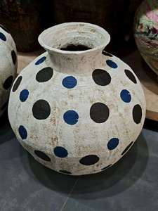Surface rugueuse crème poterie wabi sabi vase ensemble ancien vase en céramique grec vase à pois noirs - Product Image 2