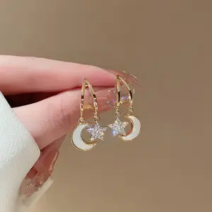 Pendientes colgantes de luna y estrella para mujer, joyería de fiesta, temperamento, Concha geométrica, perla, circón