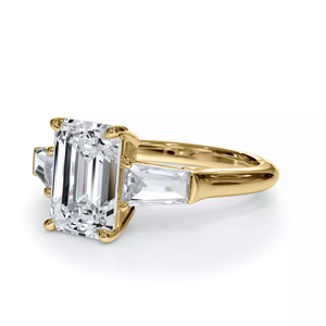 Anillo de compromiso de diamante con corte esmeralda de 1-5 quilates personalizado con piedras laterales de baguette cónicas, oro amarillo de 10K/14K, estilo clásico para mujer - Product Image 4