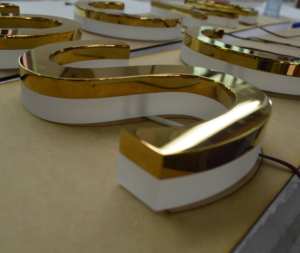 公司用带背光显示器的定制发光二极管电子标牌，配有发光二极管灯条光源 - Product Image 1