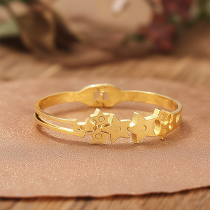 Brazalete de Moda en Acero Inoxidable 316L con Baño de Oro PVD y Diseño de Estrella, Joyería para Mujer - Product Image 3