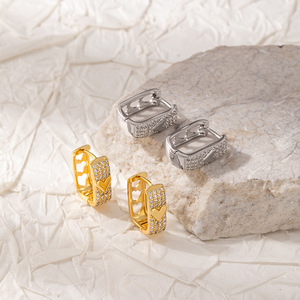 Pendientes de circonita en forma de U, chapados en oro, minimalistas y modernos para mujer - Product Image 2