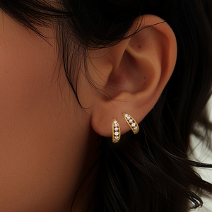CANNER Venta al por mayor Pendientes de aro tipo huggie de plata de ley 925, de moda, sencillos, con circonita de una sola fila y diseño de onda cruzada de doble cara - Product Image 3