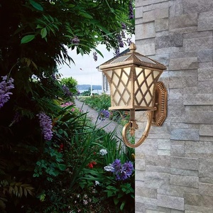 Lanterne murale extérieure en alliage d'aluminium, forme carrée, étanche, alimentée par énergie solaire, lumière LED, garantie 10 ans pour une utilisation en jardin - Product Image 5