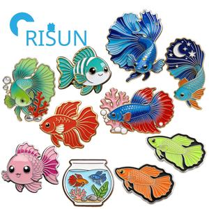Broche de Metal Personalizado em Forma de Peixe Sortudo, Presente para Amantes de Peixes, Pin de Esmalte de Peixe Betta Siamês - Product Image 1