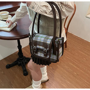 Bolso de mujer de doble propósito de moda con patrón a cuadros y diseño de retazos de tweed y cuero - Product Image 3