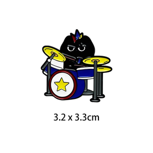 Spilla in smalto a forma di gatto nero simpatico, stile cartone animato, con gattino che suona chitarra, batteria, tastiera e canta, per amanti della musica - Product Image 6