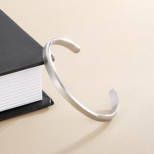 Brazaletes de Acero Inoxidable de Alta Calidad al por Mayor con Grabado de Logotipo Personalizado en 3 Colores - Product Image 5