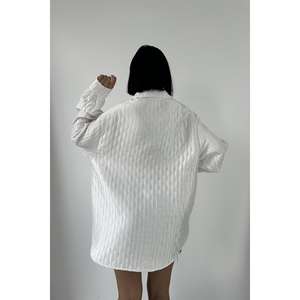Camisa Blanca Minimalista Acolchada para Mujer, Estilo Informal con Botones de Popelina - Product Image 1