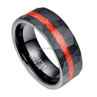 Bague classique en carbure de tungstène noir de 8mm de bijoux POYA incrustation d'opale rouge martelée pour anniversaire de fête de fiançailles de mariage