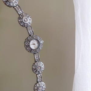 Orologio Vintage da Donna <span class=keywords><strong>Color</strong></span> <span class=keywords><strong>Oro</strong></span> con Quadrante a Fiore di Prugna Incastonato di Strass Lussuoso e di Alta Gamma - Product Image 5