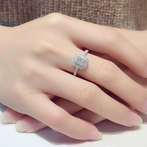 Anello da Donna Placcato in Rodio con Zirconia Cubica, Stile Elegante con Micro-Pavé, per Fidanzamento e Matrimonio - Product Image 4