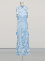 Robe rétro chic style business streetwear éco-responsable avec nœuds contrastants et ouverture transparente à col rond