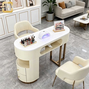 Station de manucure haut de gamme <span class=keywords><strong>à</strong></span> panneaux cannelés, table <span class=keywords><strong>à</strong></span> <span class=keywords><strong>ongles</strong></span> incurvée <span class=keywords><strong>à</strong></span> cadre doré pour <span class=keywords><strong>bar</strong></span> <span class=keywords><strong>à</strong></span> <span class=keywords><strong>ongles</strong></span> et spa de beauté aux tons chauds - Product Image 2