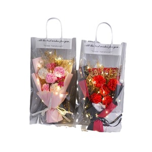 2025 regalo del Día de San Valentín colorido aliento de bebé <span class=keywords><strong>ramo</strong></span> de <span class=keywords><strong>rosas</strong></span> <span class=keywords><strong>rojas</strong></span> <span class=keywords><strong>ramo</strong></span> de flores secas portátil con luces LED - Product Image 4