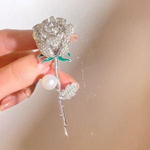 เข็มกลัดกุหลาบเกาหลีสุดหรู ประดับคริสตัลสวยงาม ชุบเงิน สำหรับตกแต่งเสื้อโค้ทและสูท - Product Image 6