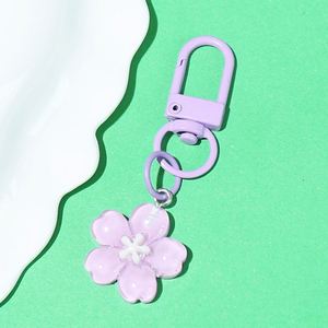 Breloques de sac imperméables pour femmes et filles, porte-clés en résine en forme de fleur de cerisier, breloques de clés en plastique - Product Image 6