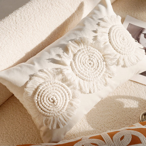 Funda de Almohada Lumbar Rectangular Color Crema, Decorativa, Estilo Boho, con Detalles Acolchados y Borlas - Product Image 3