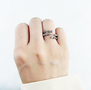 Bague de mode pour femme, bijoux fins, bague en acier inoxydable, bague plaquée or, bague de fiançailles, style rotatif - Product Image 1