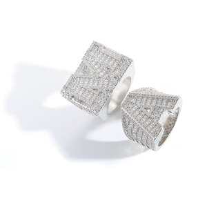 แหวนสี่เหลี่ยมผู้ชายลายตัวอักษรภาษาอังกฤษสไตล์ฮิปฮอป ทองแดงคุณภาพสูงฝังเพชรซิร์คอน - Product Image 4