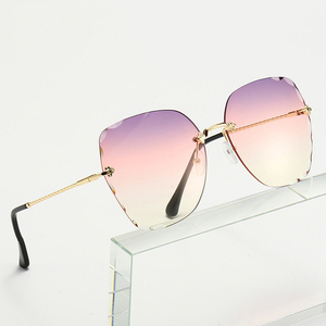 Cliente LogoOversized sin montura gafas <span class=keywords><strong>de</strong></span> <span class=keywords><strong>sol</strong></span> cuadradas <span class=keywords><strong>de</strong></span> moda <span class=keywords><strong>de</strong></span> las mujeres 2020 <span class=keywords><strong>de</strong></span> la <span class=keywords><strong>marca</strong></span> <span class=keywords><strong>de</strong></span> lujo <span class=keywords><strong>de</strong></span> - Product Image 1