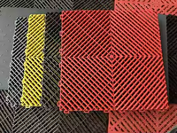 Tuiles de sol de garage à emboîtement colorées modulaires rigides en PP chauds Tapis de base en plastique nervuré pour les garages d'atelier de magasin de détail de voiture