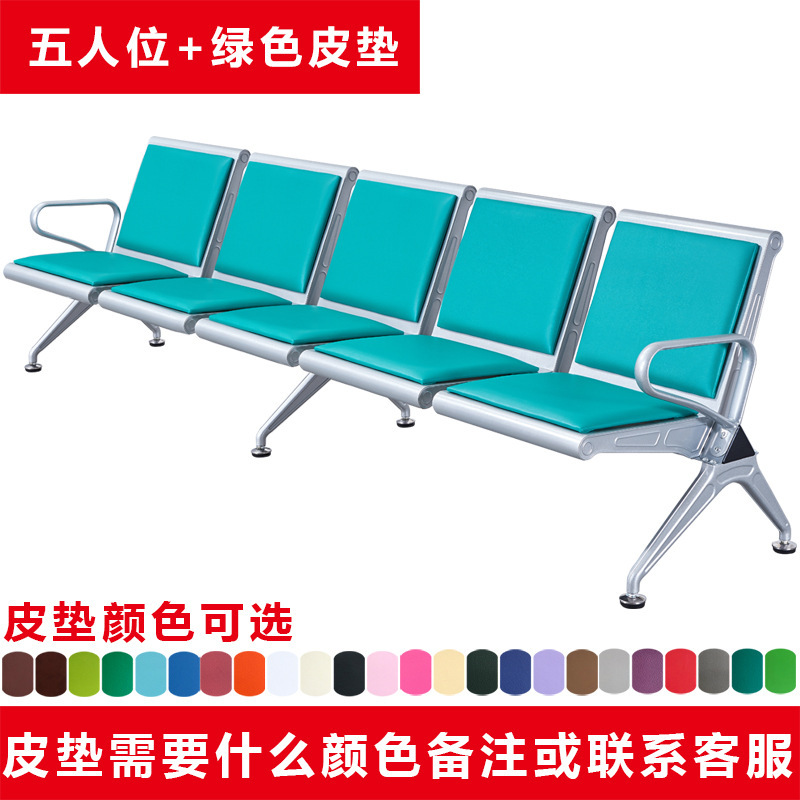 Sofá de cinco plazas de cuero verde.