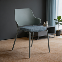 Chaise de salle à manger moderne en plastique durable avec coussin rembourré, pieds en métal, accoudoirs ergonomiques pour la maison, salle à manger/salon