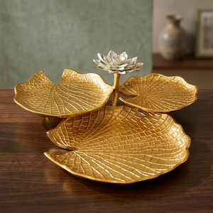 Plateau décoratif en métal doré en forme de lotus, plateau de service inspiré des feuilles, plateau irrégulier plaqué pour la décoration de table de fête ou de mariage - Product Image 4