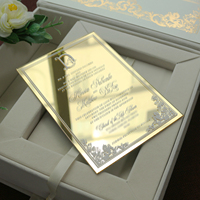 Boîte en velours crémeux personnalisée haut de gamme avec invitation et cadeaux en acrylique miroir doré et ruban à franges