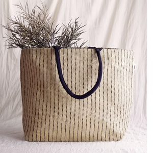 Sac fourre-tout en jute personnalisé Design à rayures de bohème Sac à bandoulière décontracté, léger, écologique et durable, parfait pour toutes les saisons. - Product Image 1