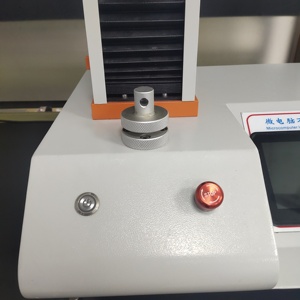 Máquina de prueba de tracción de precisión para medir la resistencia y el alargamiento del polímero para materiales plásticos - Product Image 4