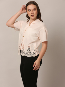 Achetez un haut beige à dentelle avec manches courtes et boutons, un haut décontracté et tendance pour l'été et les occasions quotidiennes pour femmes. - Product Image 6