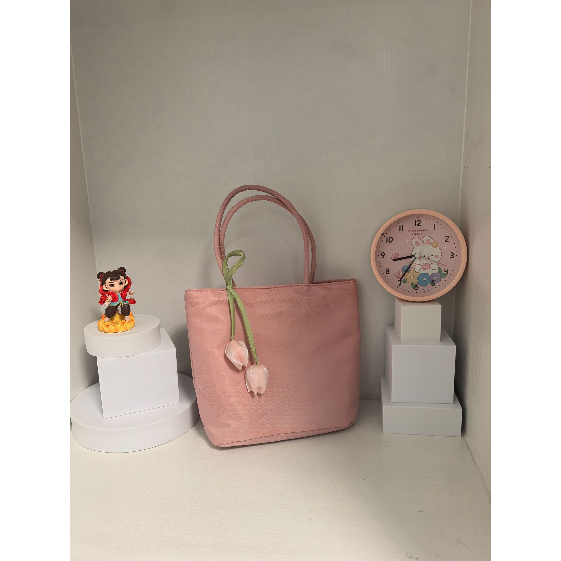 (Bolso rosa con ambas manos, sin colgante)