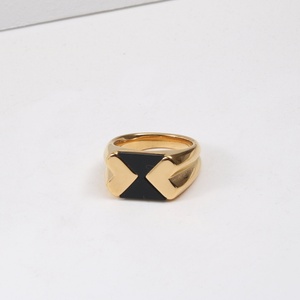 Anillo de Corazón con Diseño Único en Acero Inoxidable y Resina Negra, Joyería con Baño PVD - Product Image 1