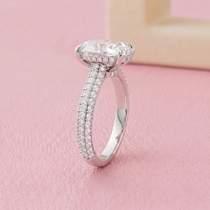 Anillo de compromiso solitario de diamante de corte ovalado con banda pavé de tres filas y engaste oculto para joyería fina nupcial de diseñador - Product Image 3