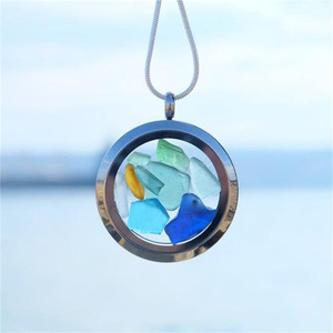 Collier avec pendentif flottant en verre de mer naturel |   Pendentif rond en alliage de zinc plaqué or |   Bijoux Cadeaux pour Femmes pour les Vacances d'Été à la Plage - Product Image 4