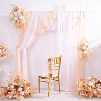 Arche carrée rose champagne pour mariage avec draperies en mousseline et arrangement de fleurs artificielles en roses pour la cérémonie et la décoration de la cabine photo