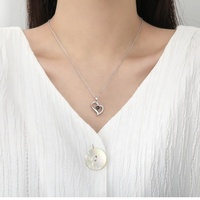 Collier en acier inoxydable personnalisé en métal 2026, 100 sortes de colliers en cuivre avec projection de la phrase « Je t'aime » en plusieurs langues, cadeau promotionnel