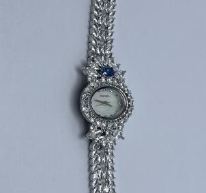 <span class=keywords><strong>Montre</strong></span> <span class=keywords><strong>de</strong></span> luxe haut <span class=keywords><strong>de</strong></span> gamme pour tous les jours, cadran nacré blanc, boîtier floral <span class=keywords><strong>lotus</strong></span>, accent pierre précieuse bleu profond, <span class=keywords><strong>bracelet</strong></span> en cristal - Product Image 4