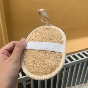 Éponge de bain ovale en loofah naturel avec texture exfoliante pour le soin du corps, fabriquée au Vietnam - Product Image 3