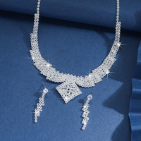 Ensemble de collier et boucles d'oreilles en strass avec design à griffes entièrement serties de diamants, vente en gros d'accessoires très demandés