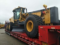 Мощный автогрейдер модели GR3005T PRO, 325 л.с., грузоподъемность 28 т, опциональная многосекционная регулируемая отвалная платформа, двигатель, насос, коробка передач
